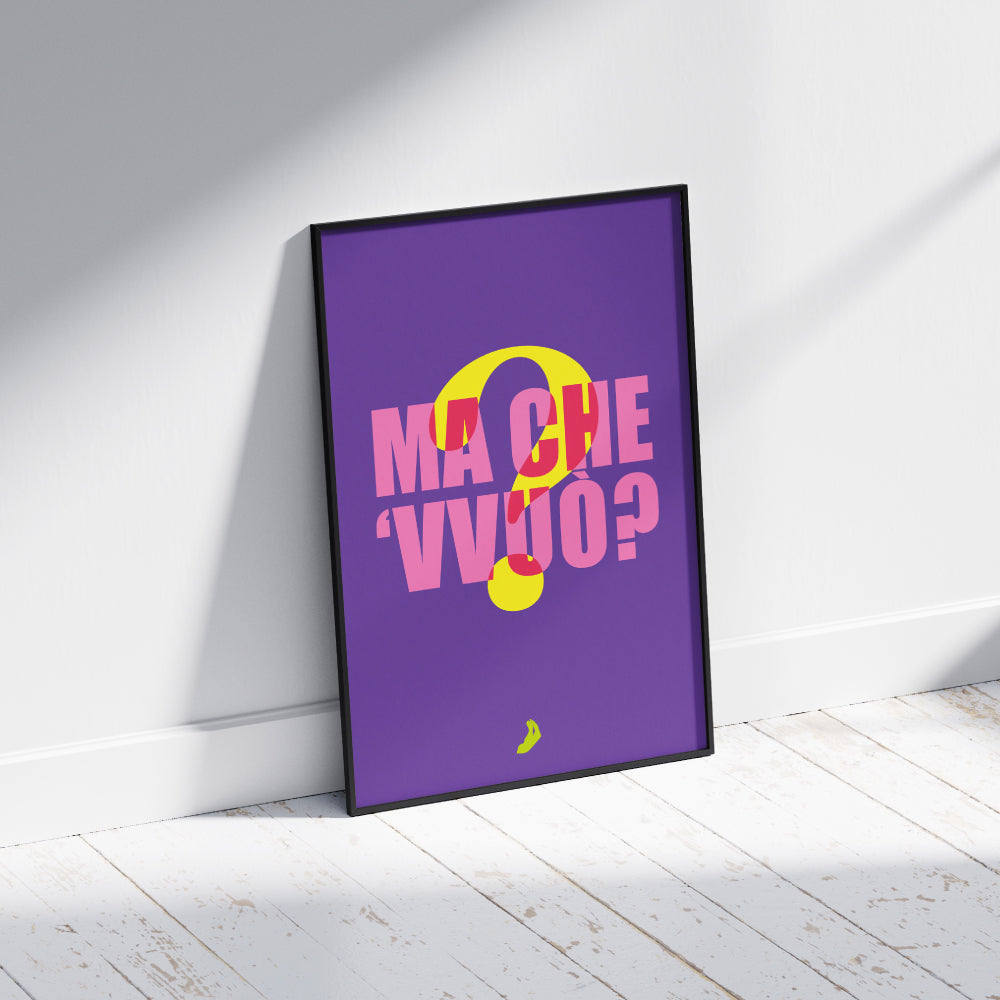 Poster tipografico con la scritta ma che vvuo e punto interrogativo stilizzato su sfondo viola design grafico contemporaneo della linea Muti Parlanti ispirata al linguaggio partenopeo