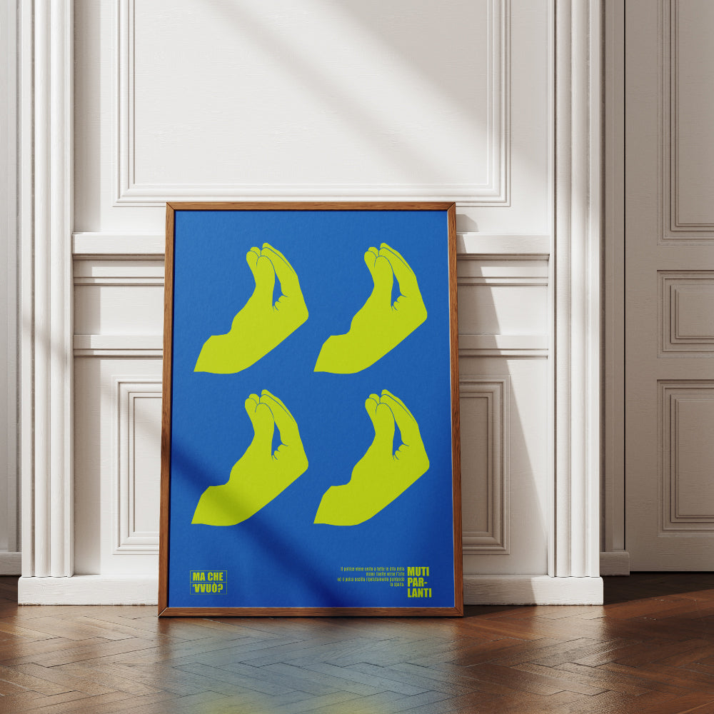 Poster grafico con illustrazione di mani stilizzate che rappresentano il gesto napoletano ma che vvuo su sfondo blu con colori a contrasto, parte della linea Muti Parlanti dedicata al linguaggio gestuale partenopeo.