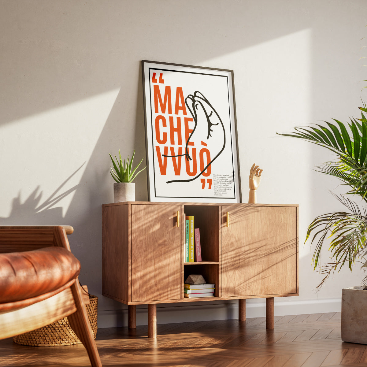 Poster tipografico minimalista con frase Ma che vvuo in rosso su sfondo grigio, accompagnato da illustrazione stilizzata del gesto napoletano con dita unite verso l’alto.