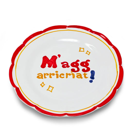 Piatto artigianale in terracotta di pasta rossa smaltata dipinto a mano  con scritta M agg arricriat in dialetto napoletano ideale per tavola originale e conviviale