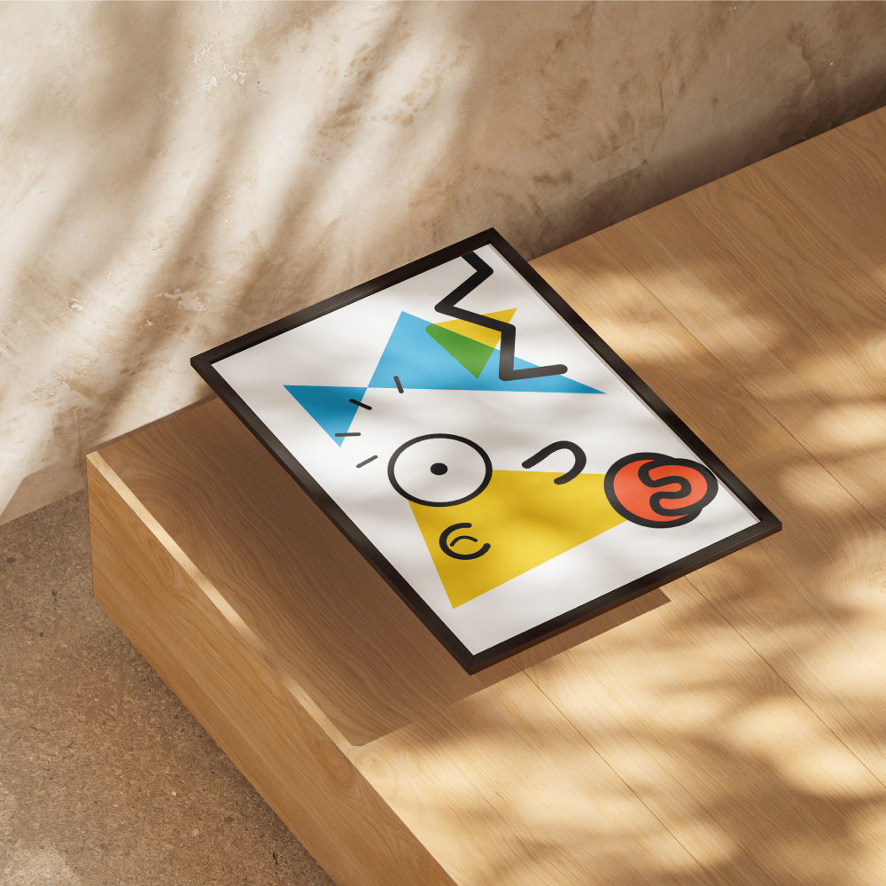 Poster astratto con forme geometriche colorate in stile Kandinsky che richiamano Maggie dei Simpson con triangolo giallo forme blu e verdi  linee nere dinamiche ed elemento circolare arancione stile ciuccio.