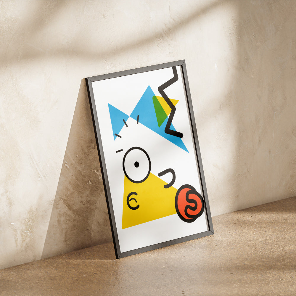 Poster astratto con forme geometriche colorate in stile Kandinsky che richiamano Maggie dei Simpson con triangolo giallo forme blu e verdi  linee nere dinamiche ed elemento circolare arancione stile ciuccio.