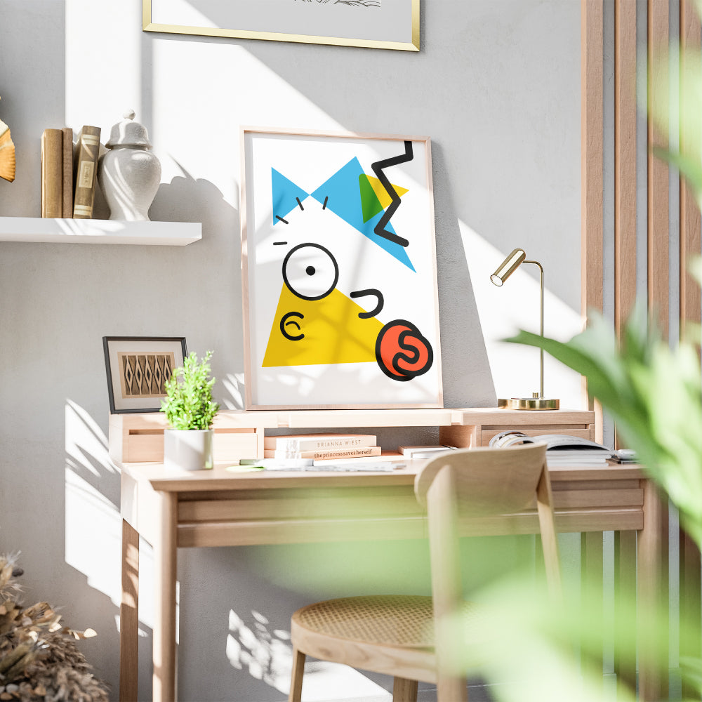 Poster astratto con forme geometriche colorate in stile Kandinsky che richiamano Maggie dei Simpson con triangolo giallo forme blu e verdi  linee nere dinamiche ed elemento circolare arancione stile ciuccio.