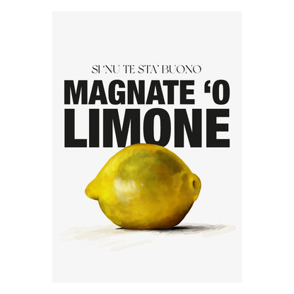 Poster tipografico napoletano con limone giallo realistico e scritta Si nu te sta’ buono magnate o limone frase ironica e proverbiale usata a Napoli.
