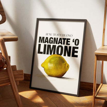 Poster tipografico napoletano con limone giallo realistico e scritta Si nu te sta’ buono magnate o limone frase ironica e proverbiale usata a Napoli.
