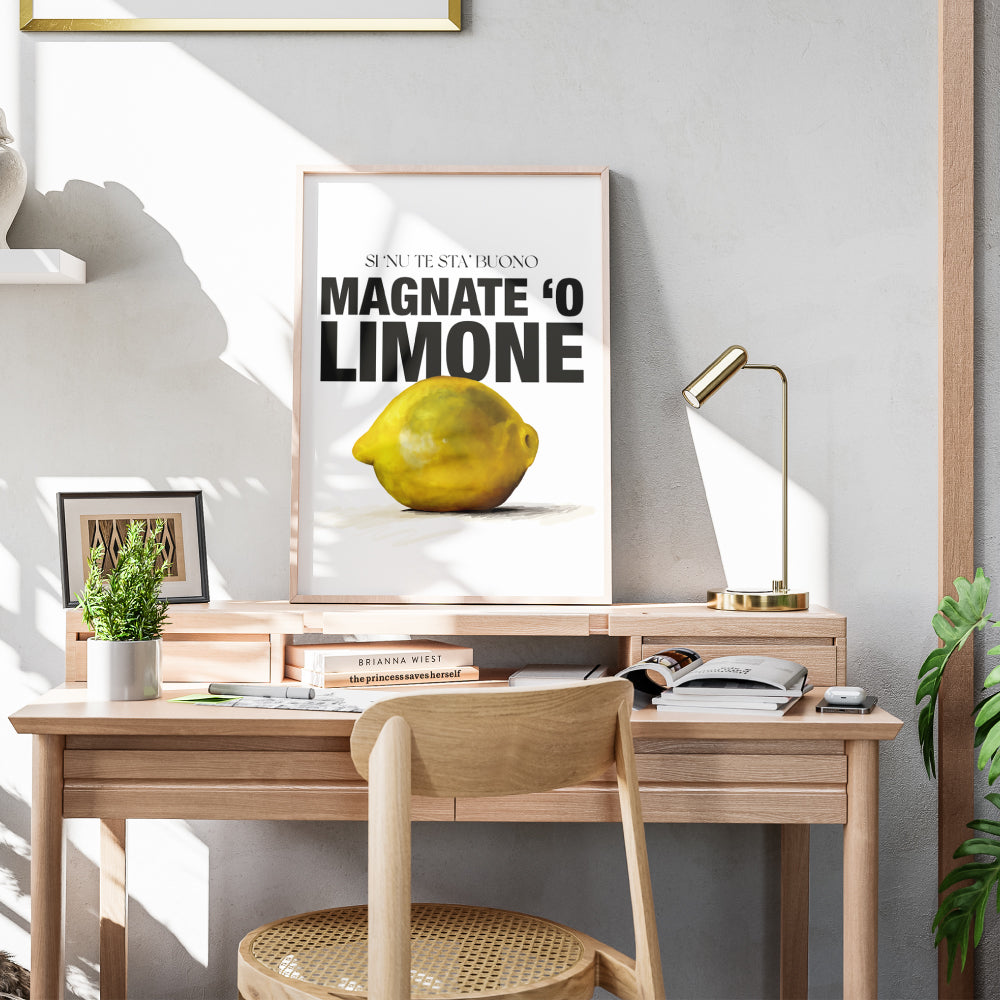 Poster tipografico napoletano con limone giallo realistico e scritta Si nu te sta’ buono magnate o limone frase ironica e proverbiale usata a Napoli.
