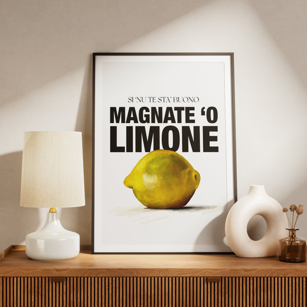 Poster tipografico napoletano con limone giallo realistico e scritta Si nu te sta’ buono magnate o limone frase ironica e proverbiale usata a Napoli.
