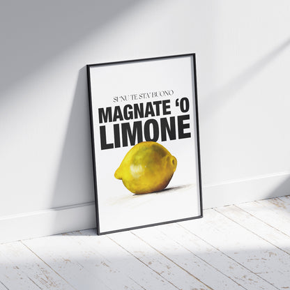 Poster tipografico napoletano con limone giallo realistico e scritta Si nu te sta’ buono magnate o limone frase ironica e proverbiale usata a Napoli.
