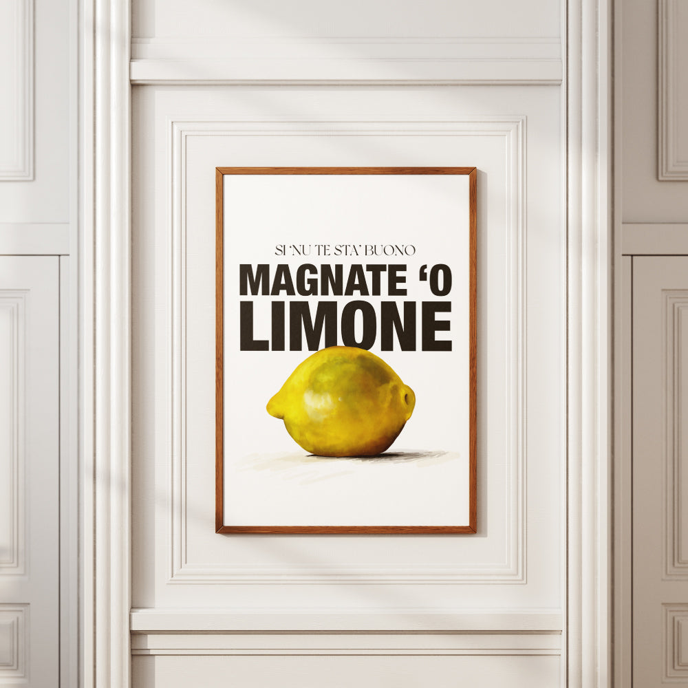 Poster tipografico napoletano con limone giallo realistico e scritta Si nu te sta’ buono magnate o limone frase ironica e proverbiale usata a Napoli.
