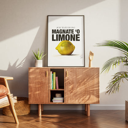 Poster tipografico napoletano con limone giallo realistico e scritta Si nu te sta’ buono magnate o limone frase ironica e proverbiale usata a Napoli.
