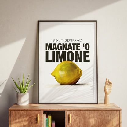 Poster tipografico napoletano con limone giallo realistico e scritta Si nu te sta’ buono magnate o limone frase ironica e proverbiale usata a Napoli.
