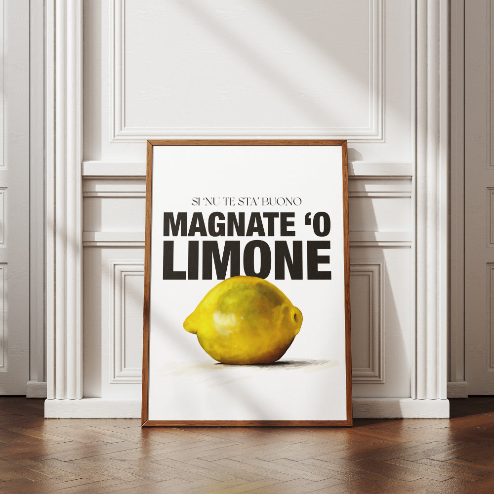 Poster tipografico napoletano con limone giallo realistico e scritta Si nu te sta’ buono magnate o limone frase ironica e proverbiale usata a Napoli.
