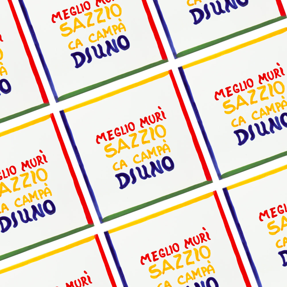 Maiolica ceramica con proverbio napoletano Meglio muri sazzio ca campa diuno dipinta a mano design artigianale italiano