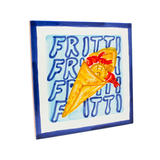 Maiolica artigianale in ceramica dipinta a mano raffigurante un tradizionale cuoppo di fritti napoletani su sfondo con la scritta FRITTI ripetuta Decorazione Made in Naples ideale per cucina  pizzeria  ristorante e amanti della cucina napoletana