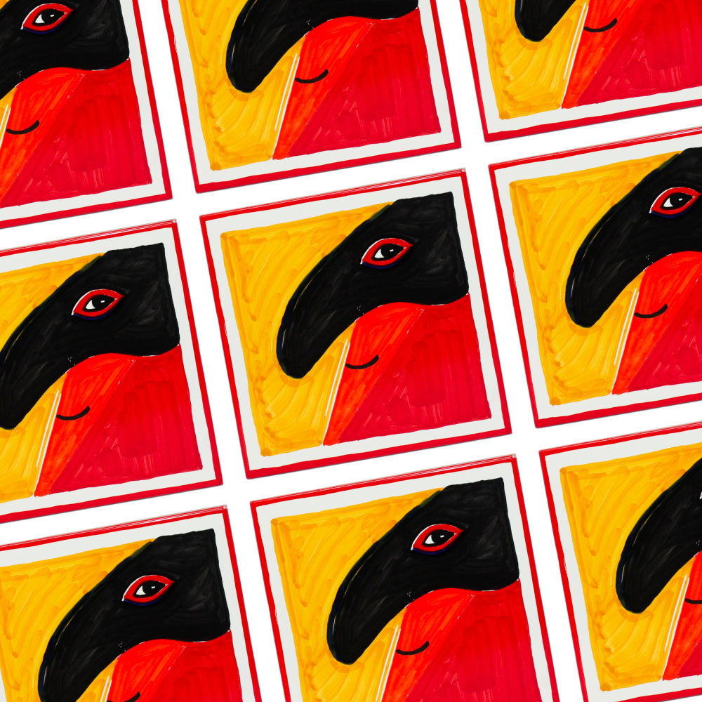 Maiolica artigianale in terracotta dipinta a mano raffigurante Pulcinella, simbolo della tradizione napoletana, con colori rosso, nero e giallo.