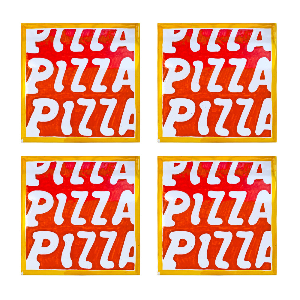 Maiolica artigianale napoletana in terracotta di pasta rossa smaltata, dipinta a mano con scritta Pizza Pizza Pizza decorazione pop ispirata alla pizza napoletana, uso alimentare