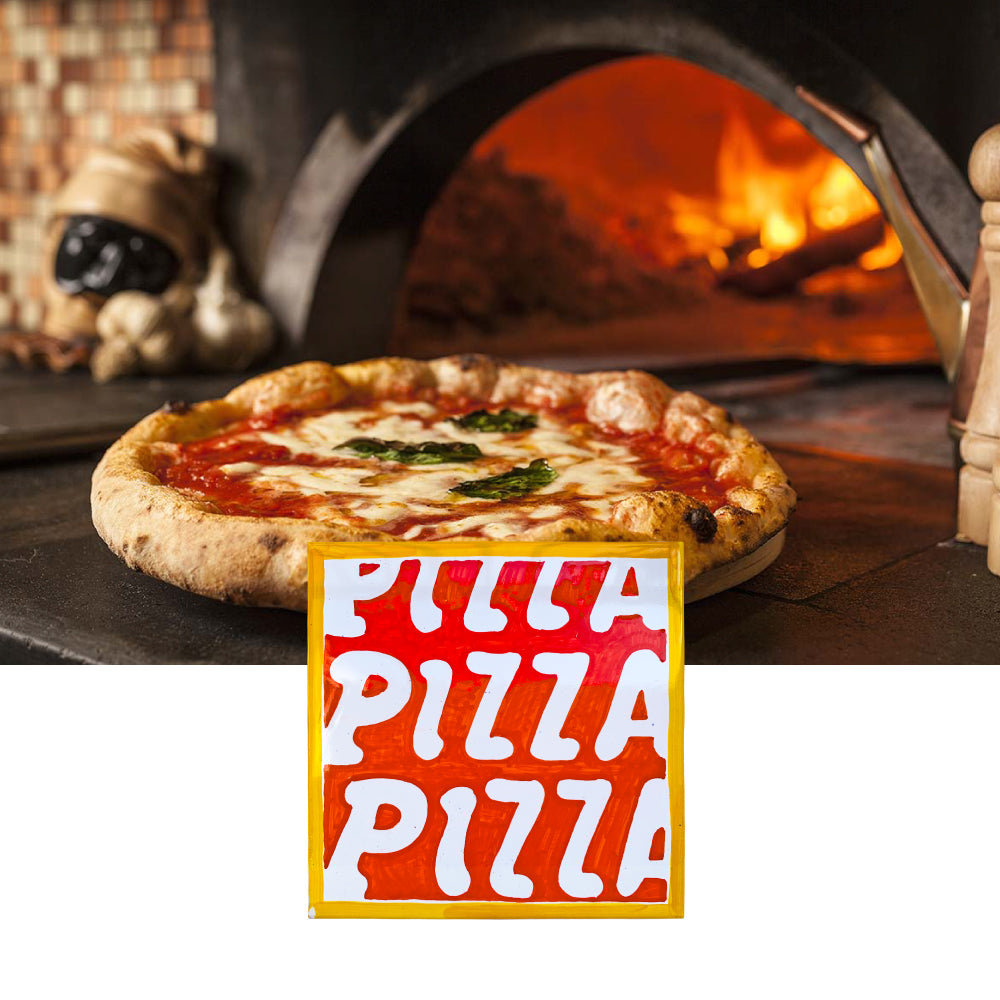 Maiolica artigianale napoletana in terracotta di pasta rossa smaltata, dipinta a mano con scritta Pizza Pizza Pizza decorazione pop ispirata alla pizza napoletana, uso alimentare