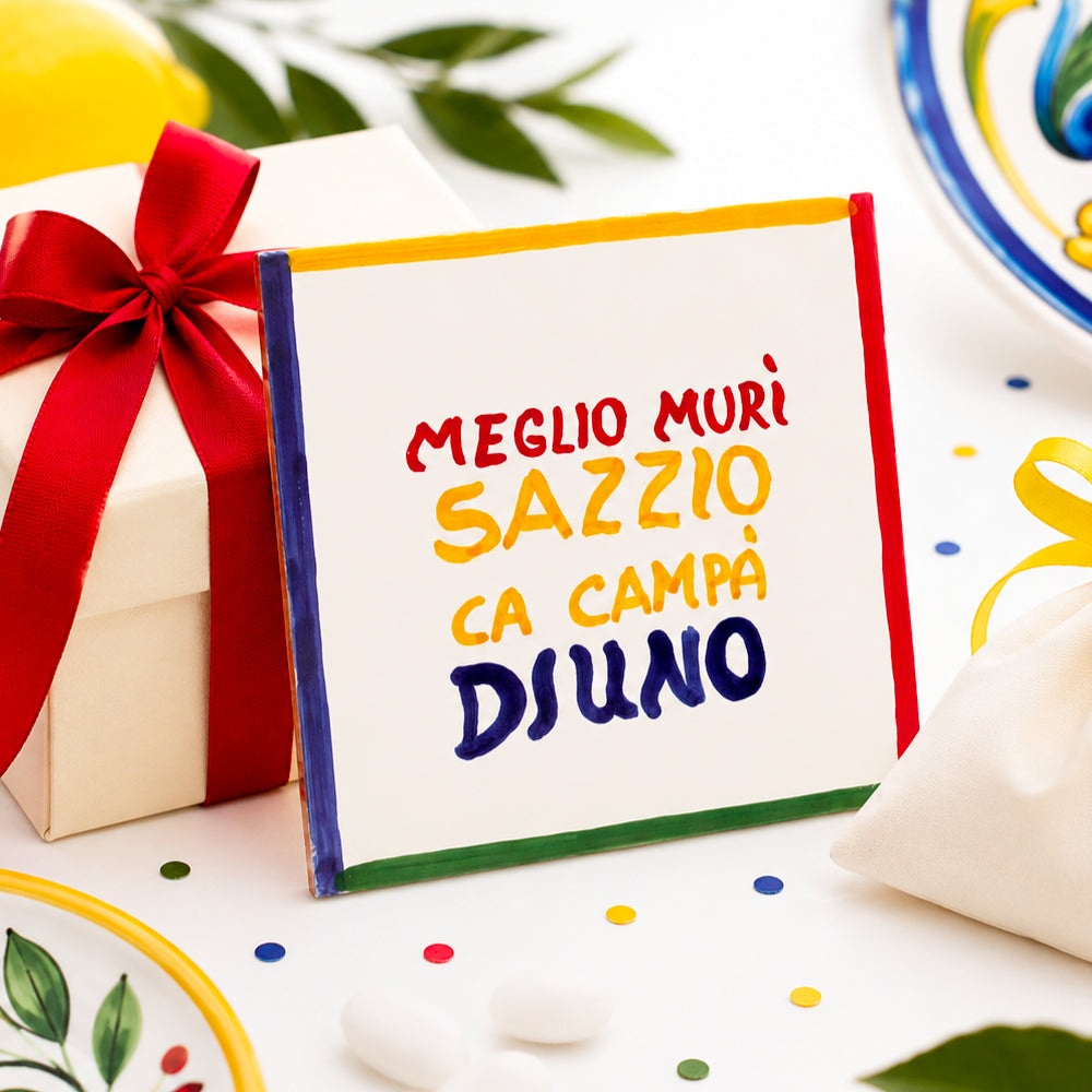 Maiolica ceramica con proverbio napoletano Meglio muri sazzio ca campa diuno dipinta a mano design artigianale italiano