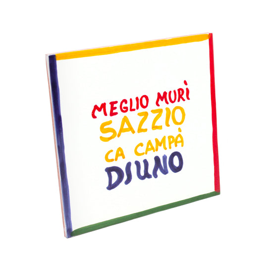 Maiolica ceramica con proverbio napoletano Meglio muri sazzio ca campa diuno dipinta a mano design artigianale italiano