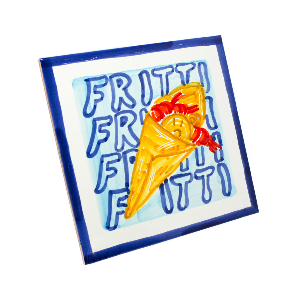 Maiolica artigianale in ceramica dipinta a mano raffigurante un tradizionale cuoppo di fritti napoletani su sfondo con la scritta FRITTI ripetuta Decorazione Made in Naples ideale per cucina  pizzeria  ristorante e amanti della cucina napoletana