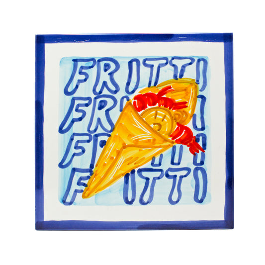 Maiolica artigianale in ceramica dipinta a mano raffigurante un tradizionale cuoppo di fritti napoletani su sfondo con la scritta FRITTI ripetuta Decorazione Made in Naples ideale per cucina  pizzeria  ristorante e amanti della cucina napoletana