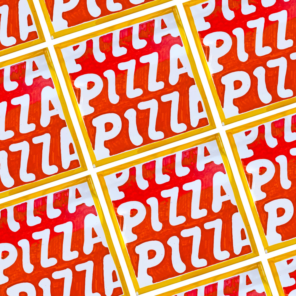 Maiolica artigianale Pil Pil in terracotta di pasta rossa smaltata, con decorazione grafica rossa e bianca con la scritta PIZZA ripetuta, ispirata alla tradizione napoletana.