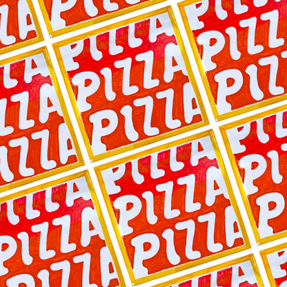 Maiolica artigianale Pil Pil in terracotta di pasta rossa smaltata, con decorazione grafica rossa e bianca con la scritta PIZZA ripetuta, ispirata alla tradizione napoletana.