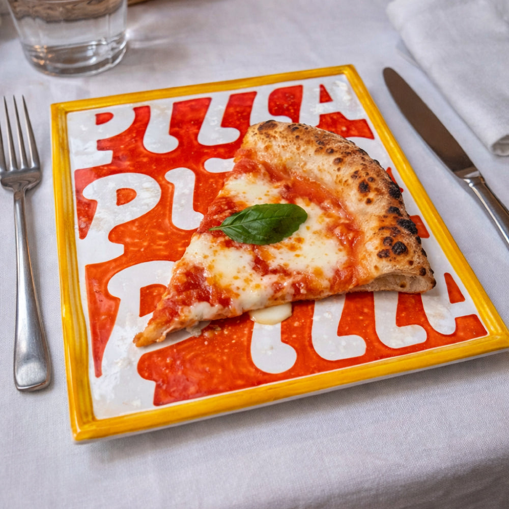 Maiolica artigianale napoletana in terracotta di pasta rossa smaltata dipinta a mano con scritta Pizza Pizza Pizza decorazione pop ispirata alla pizza napoletana uso alimentare