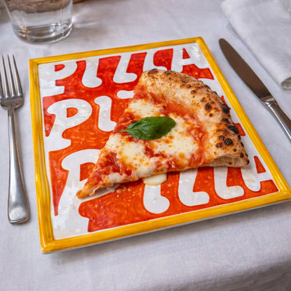 Maiolica artigianale napoletana in terracotta di pasta rossa smaltata dipinta a mano con scritta Pizza Pizza Pizza decorazione pop ispirata alla pizza napoletana uso alimentare