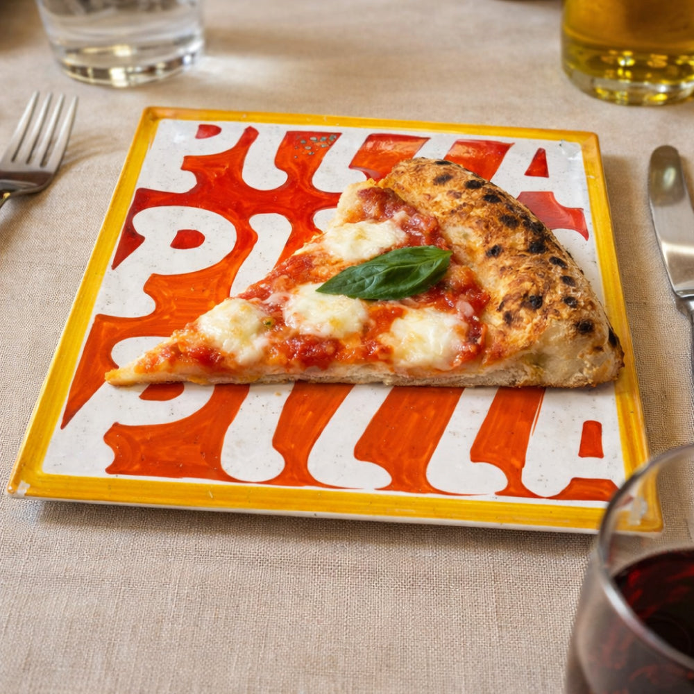Maiolica artigianale napoletana in terracotta di pasta rossa smaltata dipinta a mano con scritta Pizza Pizza Pizza decorazione pop ispirata alla pizza napoletana uso alimentare