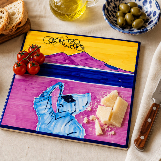 Maiolica artigianale dipinta a mano con Pulcinella e Vesuvio decorazione Napoli ceramica Made in Italy