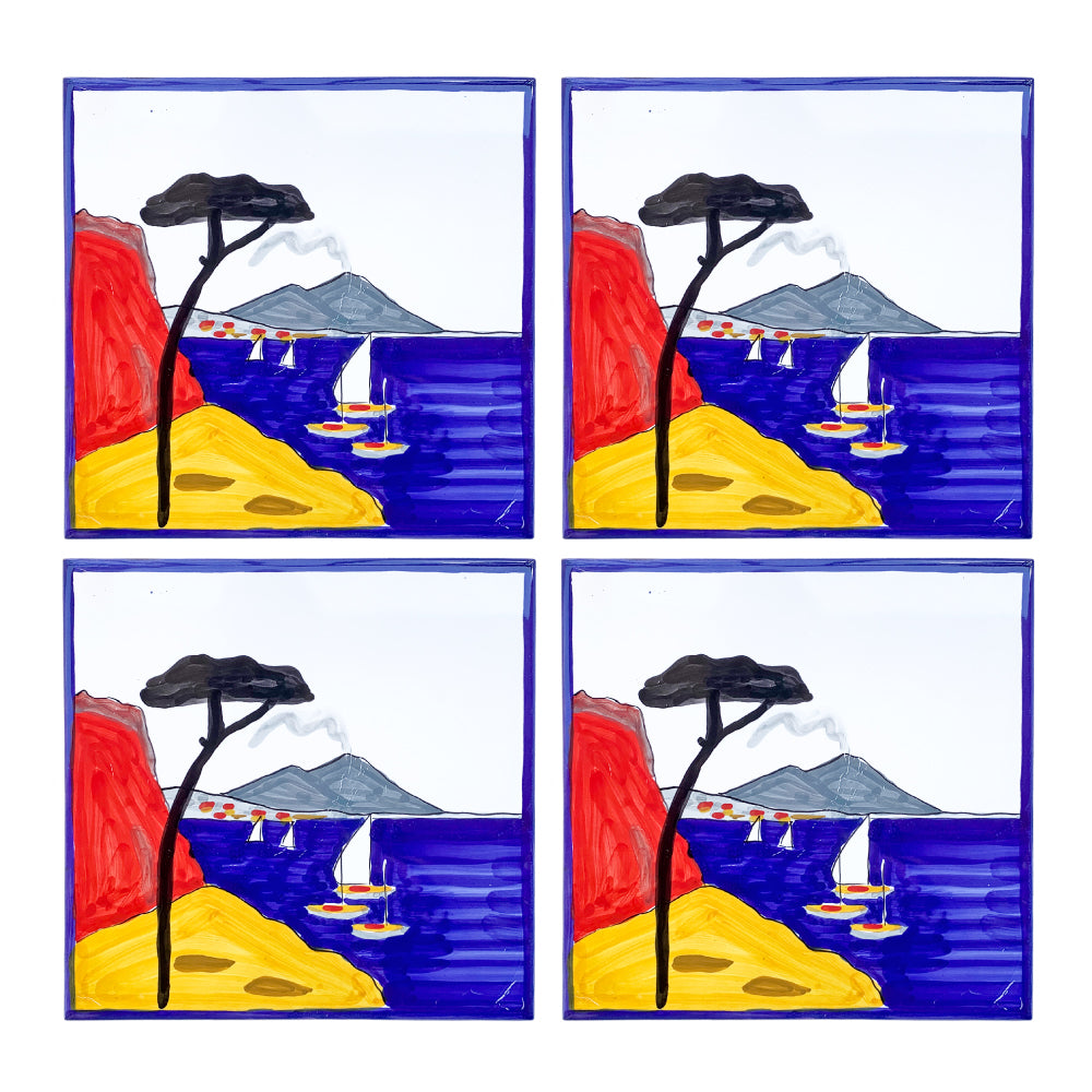 Maiolica artigianale dipinta a mano con paesaggio del Golfo di Napoli, Vesuvio fumante, mare blu intenso, barche colorate e scogliera rossa su terracotta di pasta rossa smaltata.