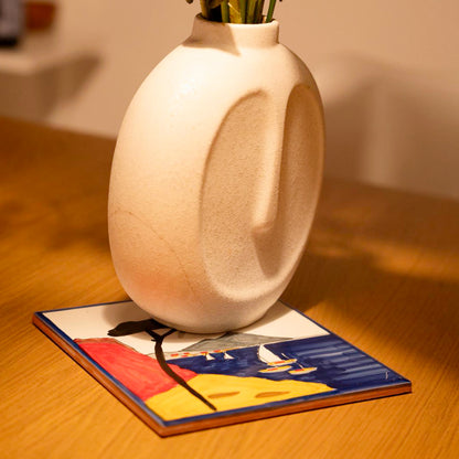 Maiolica artigianale dipinta a mano con paesaggio del Golfo di Napoli, Vesuvio fumante, mare blu intenso, barche colorate e scogliera rossa su terracotta di pasta rossa smaltata.