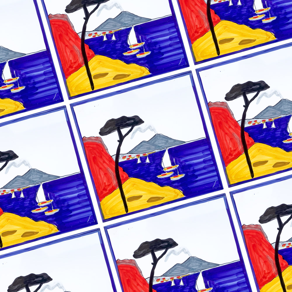 Maiolica artigianale dipinta a mano con paesaggio del Golfo di Napoli, Vesuvio fumante, mare blu intenso, barche colorate e scogliera rossa su terracotta di pasta rossa smaltata.