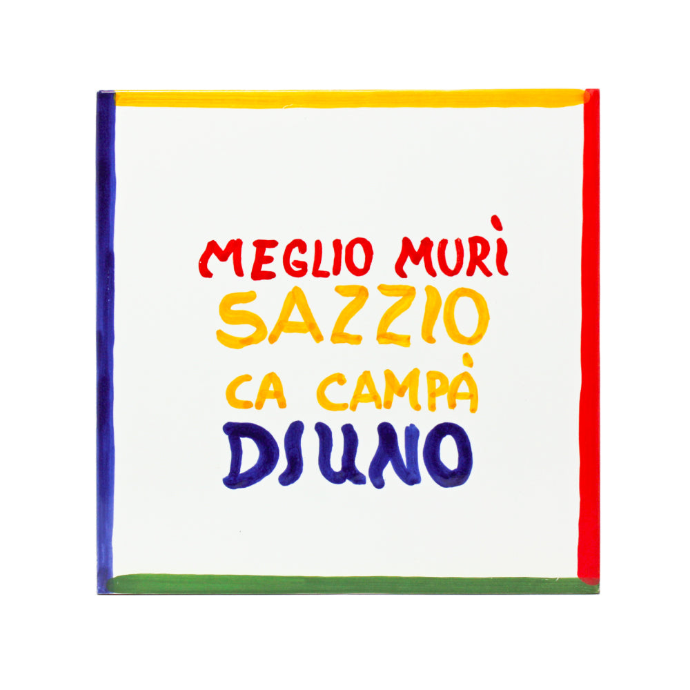 Maiolica ceramica con proverbio napoletano Meglio muri sazzio ca campa diuno dipinta a mano design artigianale italiano