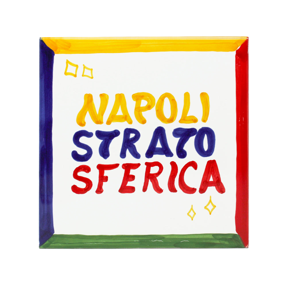 Maiolica napoletana artigianale dipinta a mano con scritta Napoli Stratosferica ceramica Made in Italy decorativa