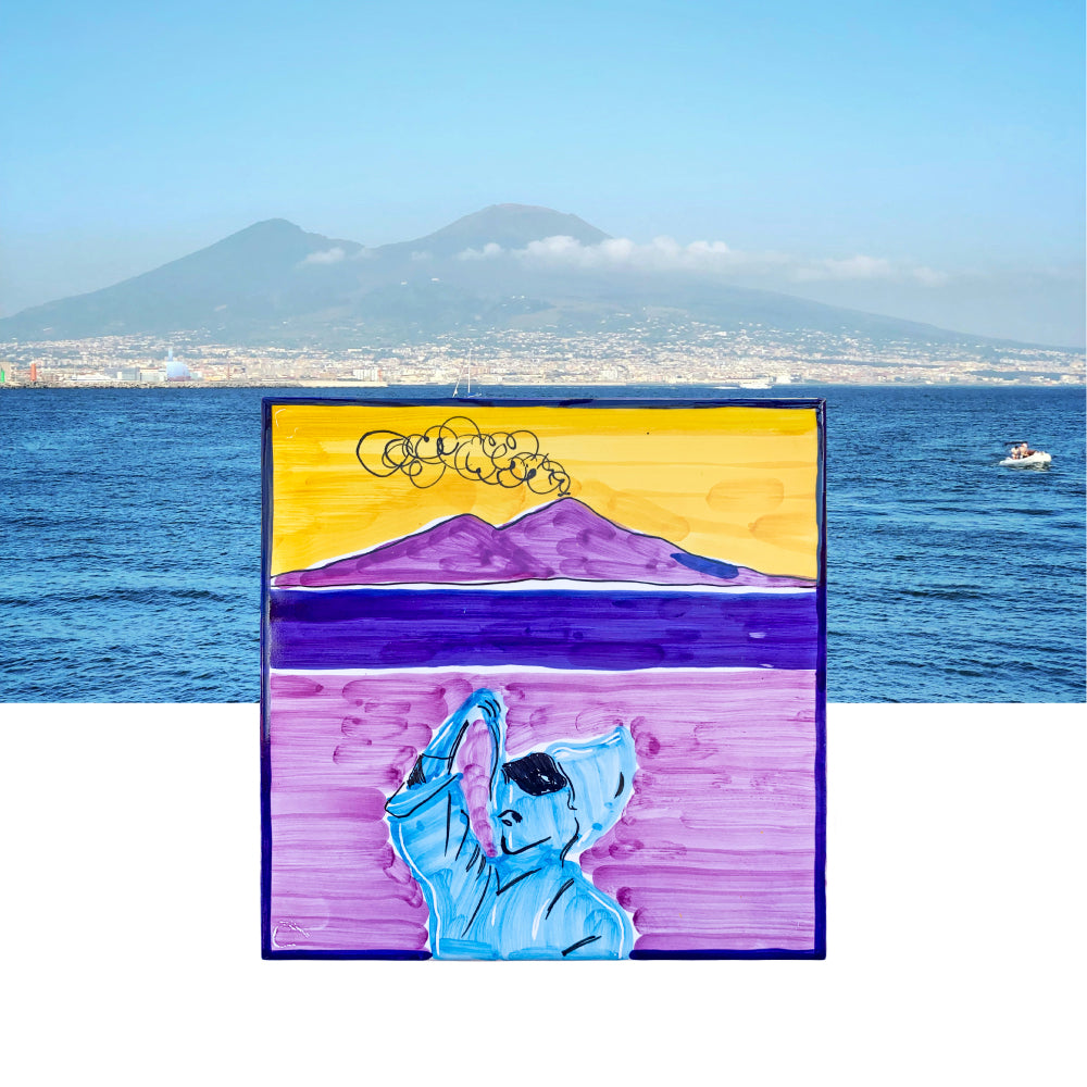 Maiolica artigianale dipinta a mano con Pulcinella e Vesuvio decorazione Napoli ceramica Made in Italy