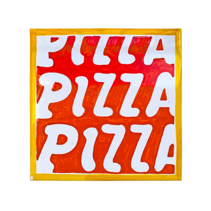 Maiolica artigianale Pil Pil in terracotta di pasta rossa smaltata, con decorazione grafica rossa e bianca con la scritta PIZZA ripetuta, ispirata alla tradizione napoletana.