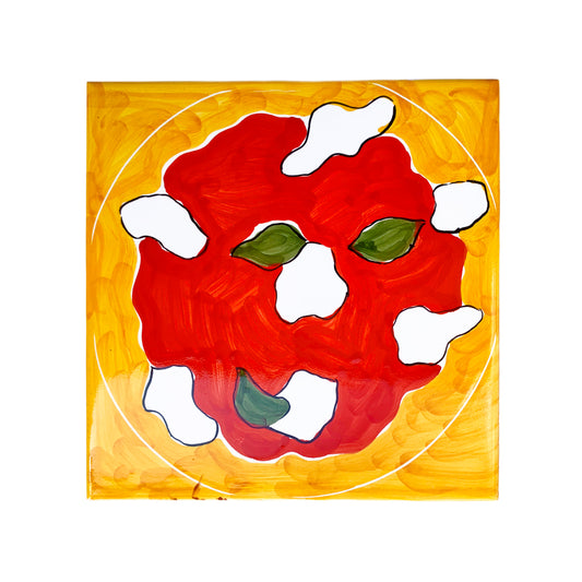 Maiolica artigianale PIL PIL in terracotta di pasta rossa smaltata, dipinta a mano con rappresentazione grafica della pizza margherita. Colori vivaci con rossi intensi, verdi e bianchi su fondo giallo dorato. Richiama i sapori e la tradizione culinaria napoletana. Perfetta per uso alimentare e decorativo.
