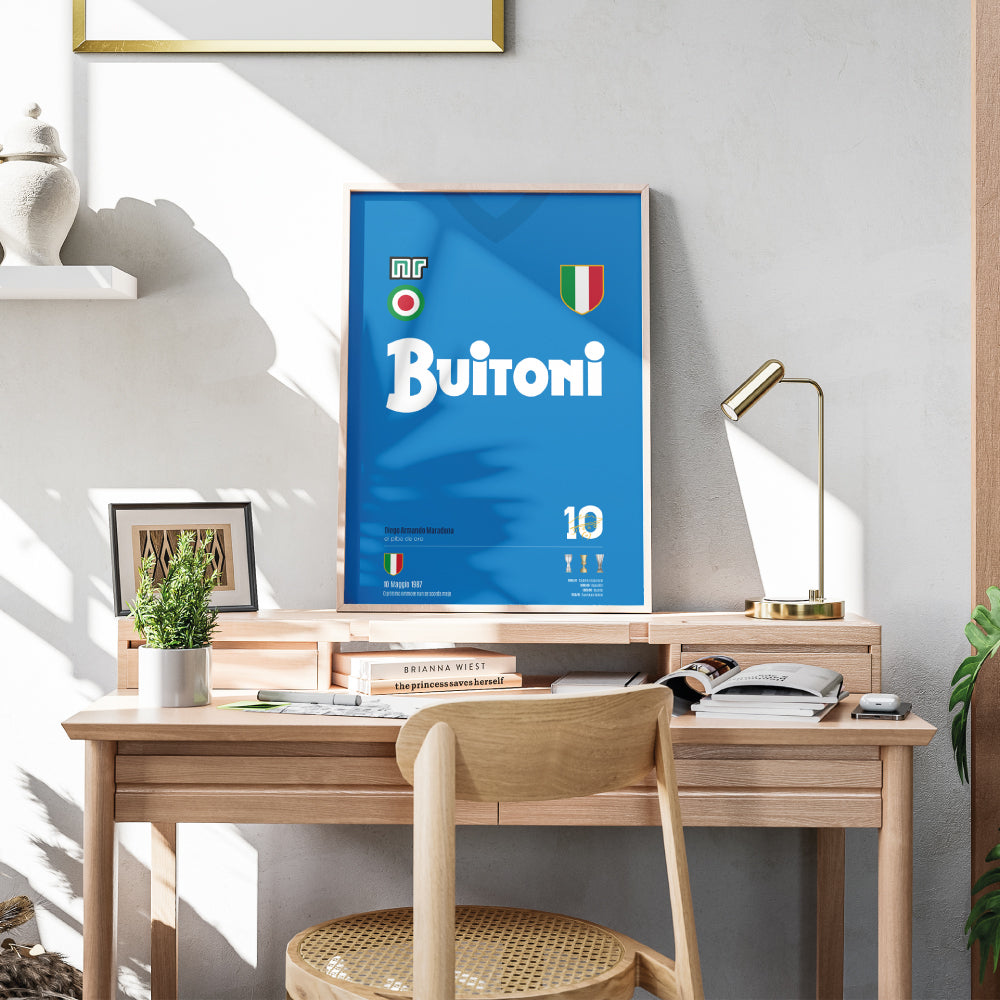 Poster grafico con la maglia storica del Napoli Buitoni 1987, omaggio a Maradona e al primo scudetto partenopeo, in stile vintage sportivo.