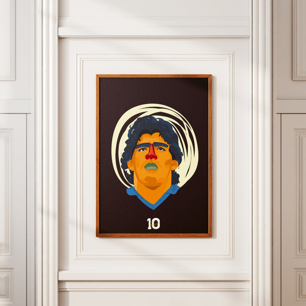 Poster artistico dedicato a Diego Armando Maradona con ritratto illustrato, numero 10 e colori ispirati a Napoli e al calcio napoletano.