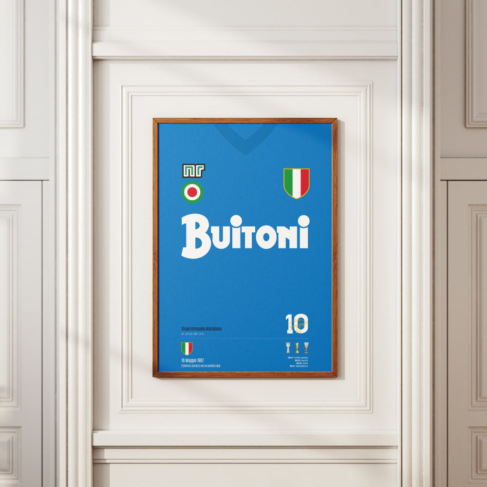 Poster grafico con la maglia storica del Napoli Buitoni 1987, omaggio a Maradona e al primo scudetto partenopeo, in stile vintage sportivo.