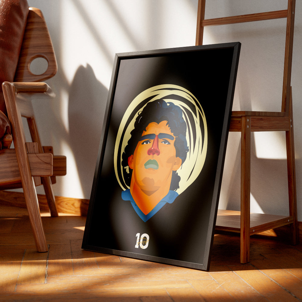 Poster artistico dedicato a Diego Armando Maradona con ritratto illustrato, numero 10 e colori ispirati a Napoli e al calcio napoletano.