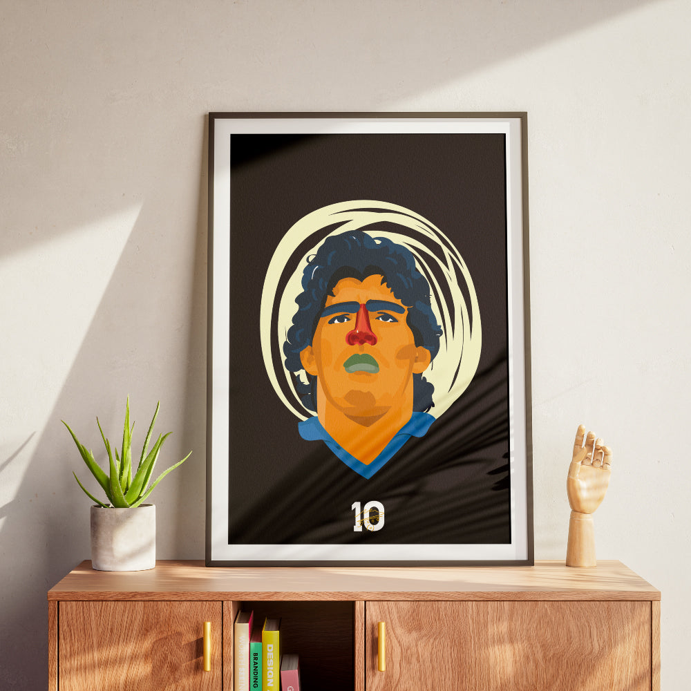 Poster artistico dedicato a Diego Armando Maradona con ritratto illustrato, numero 10 e colori ispirati a Napoli e al calcio napoletano.