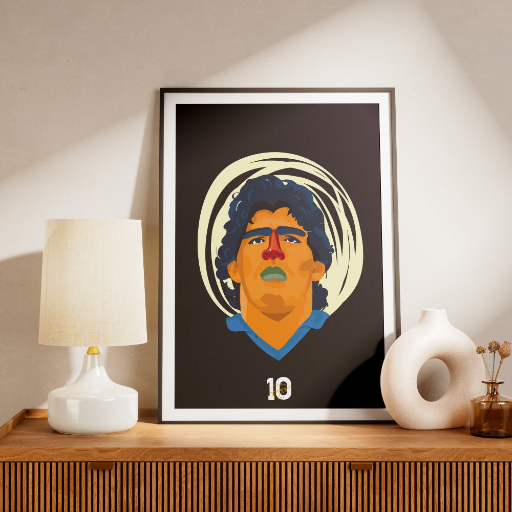 Poster artistico dedicato a Diego Armando Maradona con ritratto illustrato, numero 10 e colori ispirati a Napoli e al calcio napoletano.