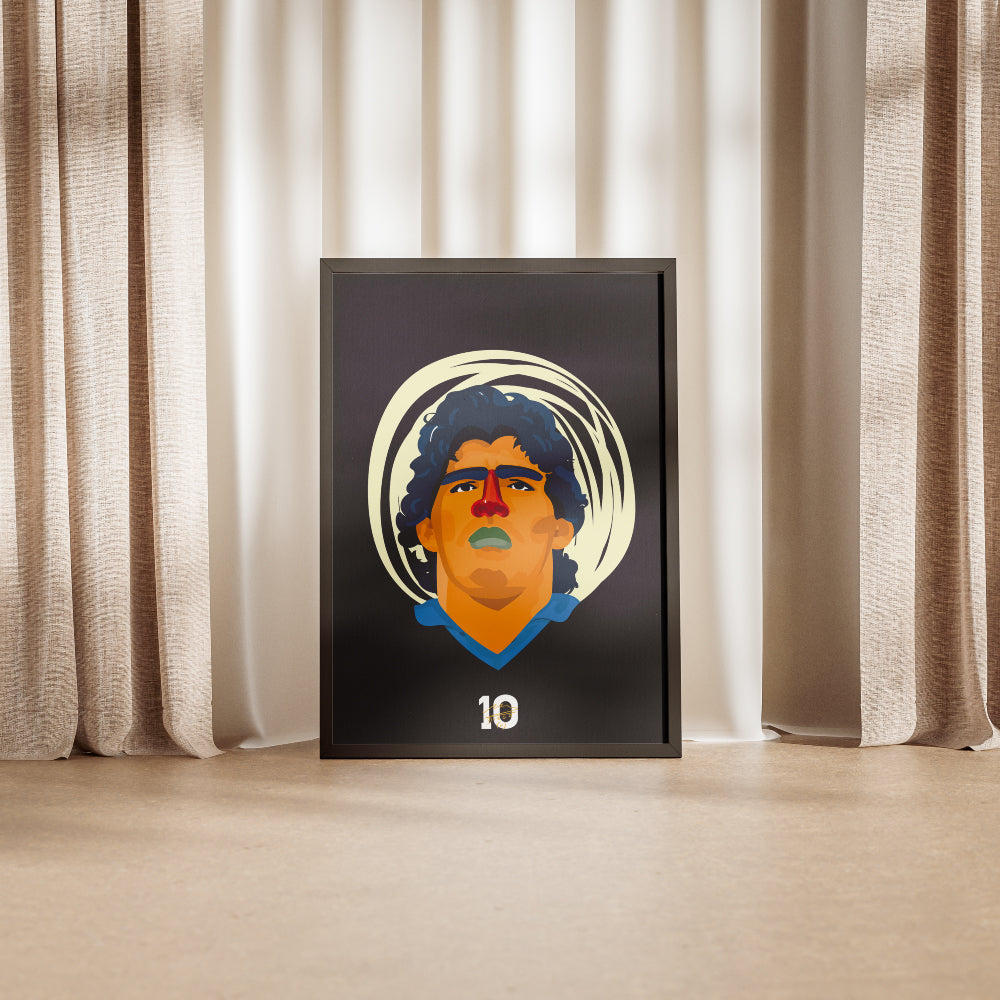 Poster artistico dedicato a Diego Armando Maradona con ritratto illustrato, numero 10 e colori ispirati a Napoli e al calcio napoletano.
