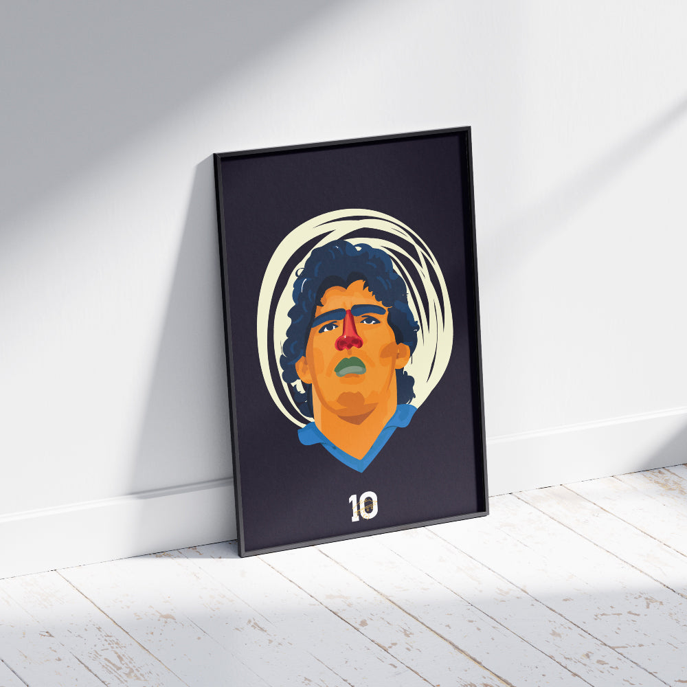 Poster artistico dedicato a Diego Armando Maradona con ritratto illustrato, numero 10 e colori ispirati a Napoli e al calcio napoletano.