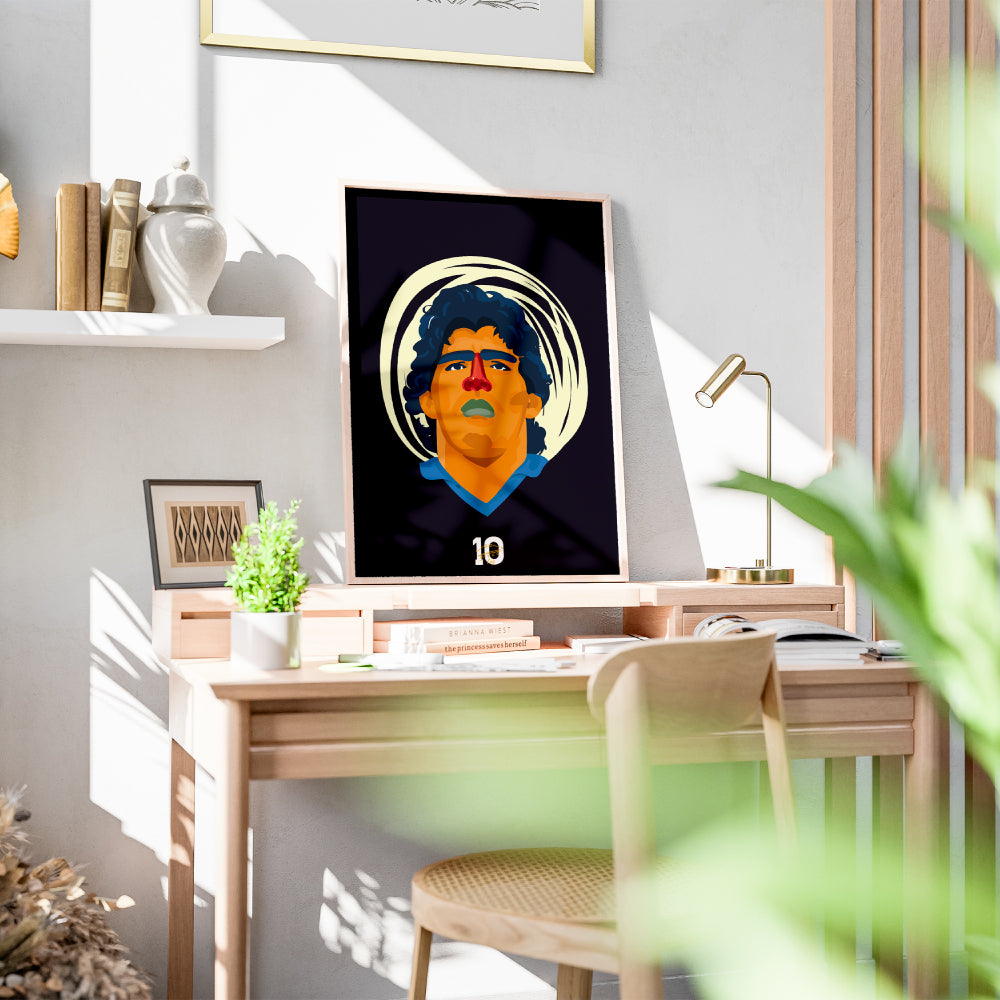 Poster artistico dedicato a Diego Armando Maradona con ritratto illustrato, numero 10 e colori ispirati a Napoli e al calcio napoletano.