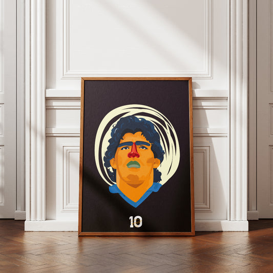 Poster artistico dedicato a Diego Armando Maradona con ritratto illustrato, numero 10 e colori ispirati a Napoli e al calcio napoletano.