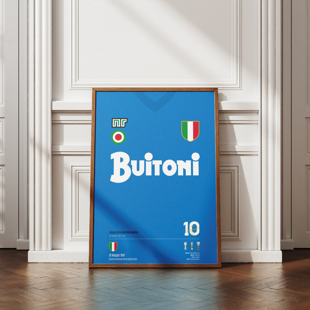 Poster grafico con la maglia storica del Napoli Buitoni 1987, omaggio a Maradona e al primo scudetto partenopeo, in stile vintage sportivo.